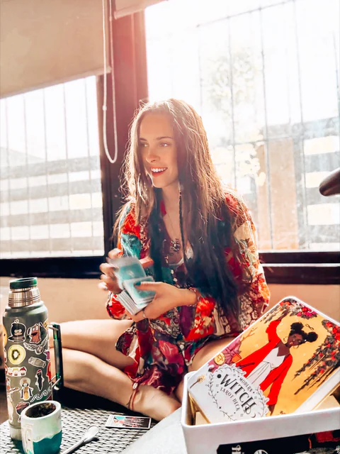 Lucila sosteniendo una baraja de Tarot